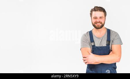 Uomo in generale sorridente a braccia incrociate Foto Stock