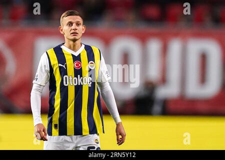 Enschede, Paesi Bassi. 31 agosto 2023. ENSCHEDE, PAESI BASSI - AGOSTO 31: Sebastian Szymanski di Fenerbahce guarda al Play-Off Leg 2 della UEFA Europa Conference League tra FC Twente e Fenerbahce al De Grolsch veste il 31 agosto 2023 a Enschede, Paesi Bassi. (Foto di Joris Verwijst/Orange Pictures) credito: Orange Pics BV/Alamy Live News Foto Stock