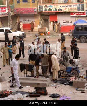 AKTUELLES ZEITGESCHEHEN Pakistan: Bombenanschlag in Quetta (150706) -- QUETTA, 6 luglio 2015 -- i poliziotti esaminano il sito di esplosione nel sudovest del Pakistan S Quetta, il 5 luglio 2015. Almeno una persona è stata uccisa e altre 19 sono rimaste ferite domenica sera in un'esplosione nella città sudoccidentale pakistana di Quetta, hanno riferito i media locali. )(zhf) PAKISTAN-QUETTA-BLAST Asad PUBLICATIONxNOTxINxCHN News attualità attentato Pakistan a Quetta 150706 Quetta 6 luglio 2015 poliziotti esaminano il sito di esplosione nel Pakistan sudoccidentale S Quetta IL 5 luglio 2015 almeno una persona ha UCCISO e 19 altre sono rimaste ferite o Foto Stock