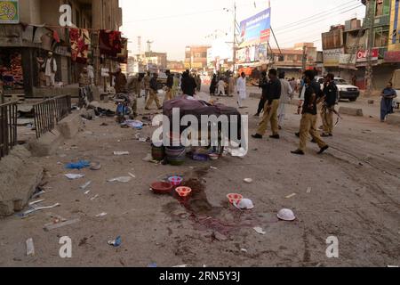 AKTUELLES ZEITGESCHEHEN Pakistan: Bombenanschlag in Quetta (150706) -- QUETTA, 6 luglio 2015 -- i poliziotti esaminano il sito di esplosione nel sudovest del Pakistan S Quetta, il 5 luglio 2015. Almeno una persona è stata uccisa e altre 19 sono rimaste ferite domenica sera in un'esplosione nella città sudoccidentale pakistana di Quetta, hanno riferito i media locali. )(zhf) PAKISTAN-QUETTA-BLAST Asad PUBLICATIONxNOTxINxCHN News attualità attentato Pakistan a Quetta 150706 Quetta 6 luglio 2015 poliziotti esaminano il sito di esplosione nel Pakistan sudoccidentale S Quetta IL 5 luglio 2015 almeno una persona ha UCCISO e 19 altre sono rimaste ferite o Foto Stock