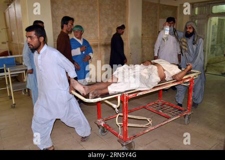 AKTUELLES ZEITGESCHEHEN Pakistan: Bombenanschlag in Quetta (150706) -- QUETTA, 6 luglio 2015 -- le persone trasferiscono un ferito in un ospedale nel sud-ovest del Pakistan S Quetta, il 5 luglio 2015. Almeno una persona è stata uccisa e altre 19 sono rimaste ferite domenica sera in un'esplosione nella città sudoccidentale pakistana di Quetta, hanno riferito i media locali. )(zhf) PAKISTAN-QUETTA-BLAST Asad PUBLICATIONxNOTxINxCHN notizie attualità attentato Pakistan a Quetta 150706 Quetta 6 luglio 2015 celebrità trasferimento a ferito in un ospedale nel sudovest Pakistan S Quetta IL 5 luglio 2015 almeno una persona che HA UCCISO Foto Stock