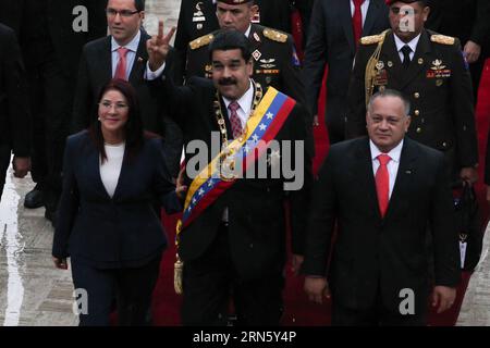 AKTUELLES ZEITGESCHEHEN Venezuela: Unabhängigkeitstag (150705) -- CARACAS, 5 luglio 2015 -- presidente venezuelano Nicolas Maduro (C), accompagnato dalla moglie Cilia Flores (L) e dal presidente dell'Assemblea nazionale del Venezuela, Diosdado Cabello, reagisci al loro arrivo all'Assemblea nazionale per partecipare a una sessione solenne in occasione della celebrazione del 204° anniversario del giorno dell'indipendenza venezuelana, a Caracas, capitale del Venezuela, il 5 luglio 2015. Boris Vergara) (jp) VENEZUELA-CARACAS-INDEPENDENCE DAY-ANNIVERSARY e BorisxVergara PUBLICATIONxNOTxINxCHN News attualità Venezuela Indep Foto Stock