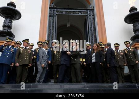 AKTUELLES ZEITGESCHEHEN Venezuela: Unabhängigkeitstag (150705) -- CARACAS, 5 luglio 2015 -- i soldati partecipano a una cerimonia di sollevamento della bandiera nazionale venezuelana per commemorare il 204° anniversario del giorno dell'indipendenza venezuelana, a Caracas, Venezuela, il 5 luglio 2015. Zurich mar Campos/AVN) (vf) VENEZUELA-CARACAS-INDEPENDENCE DAY-ANNIVERSARY e AVN PUBLICATIONxNOTxINxCHN News eventi attuali Venezuela Independence Day 150705 Caracas 5 luglio 2015 soldati partecipano a una cerimonia di sollevamento della bandiera nazionale venezuelana per commemorare il 204 ° anniversario della giornata dell'indipendenza venezuelana a Caracas Venezuela SU J. Foto Stock