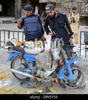 AKTUELLES ZEITGESCHEHEN Pakistan: Bombenanschlag in Quetta (150706) -- QUETTA, 6 luglio 2015 -- poliziotti ispezionano una moto distrutta nel sito di un attacco nel Pakistan sud-occidentale S Quetta, 5 luglio 2015. Almeno una persona è stata uccisa e altre 19 sono rimaste ferite domenica sera in un'esplosione nella città sudoccidentale pakistana di Quetta, hanno riferito i media locali. ) PAKISTAN-QUETTA-BLAST Irfan PUBLICATIONxNOTxINxCHN notizie attualità attentato Pakistan a Quetta 150706 Quetta 6 luglio 2015 poliziotti ispezionano una motocicletta distrutta sul sito di attacco nel Pakistan sudoccidentale Quetta 5 luglio 2015 A l Foto Stock