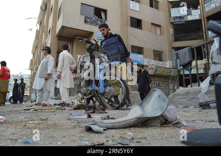 AKTUELLES ZEITGESCHEHEN Pakistan: Bombenanschlag in Quetta (150706) -- QUETTA, 6 luglio 2015 -- Un poliziotto ispeziona una motocicletta distrutta nel sito di un attacco nel sudovest del Pakistan S Quetta, 5 luglio 2015. Almeno una persona è stata uccisa e altre 19 sono rimaste ferite domenica sera in un'esplosione nella città sudoccidentale pakistana di Quetta, hanno riferito i media locali. ) PAKISTAN-QUETTA-BLAST Irfan PUBLICATIONxNOTxINxCHN notizie attualità attentato Pakistan a Quetta 150706 Quetta 6 luglio 2015 un poliziotto ispeziona una motocicletta distrutta NEL sito di per attaccare nel Pakistan sudoccidentale Quetta 5 luglio 2015 Foto Stock