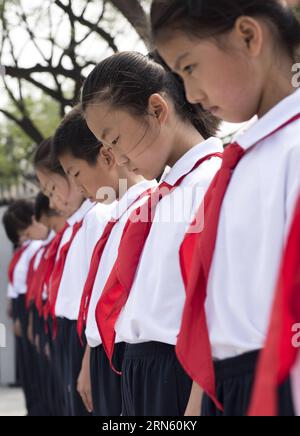 (150707) -- PECHINO, 7 luglio 2015 -- i rappresentanti dei bambini piangono per le vittime durante la cerimonia di apertura della grande Vittoria, mostra di contributo storico per celebrare il 78° anniversario dell'inizio della guerra popolare cinese di resistenza contro l'aggressione giapponese, a Pechino, capitale della Cina, il 7 luglio 2015. )(mcg) CHINA-BEIJING-ANTI-JAPANESE WAR-78TH ANNIVERSARY-EXHIBITION (CN) WangxYe PUBLICATIONxNOTxINxCHN 150707 Pechino 7 luglio 2015 Children Representative Morne for Victims durante la cerimonia di apertura della grande Vittoria Mostra del contributo storico in occasione del 78° anniversario della Foto Stock