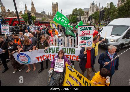 Londra, Inghilterra, Regno Unito. 31 agosto 2023. I membri della Rail, Maritime and Transport Workers Union (RMT) marciano verso Downing Street contro i piani di chiusura delle biglietterie nelle stazioni ferroviarie. (Immagine di credito: © Tayfun salci/ZUMA Press Wire) SOLO USO EDITORIALE! Non per USO commerciale! Foto Stock