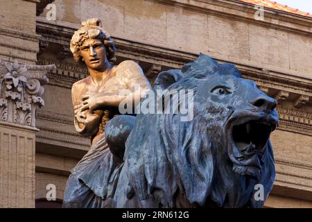 Statua del Leone, Teatro massimo, Teatro dell'Opera, Piazza Giuseppe Verdi, Palermo, capitale, Sicilia, Italia Foto Stock