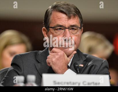 (150707) -- WASHINGTON D.C., 7 luglio 2015 -- il segretario alla difesa americano Ash Carter si prepara a testimoniare davanti a un'audizione del comitato dei servizi armati del Senato sulla strategia anti-IS a Capitol Hill a Washington D.C., capitale degli Stati Uniti, 7 luglio 2015. Il capo della difesa degli Stati Uniti ha detto martedì che l'esecuzione della strategia degli Stati Uniti contro il gruppo estremista, lo Stato Islamico, non era all'altezza delle aspettative. ) U.S.-WASHINGTON D.C.-ANTI-IS STRATEGY-HEARING BaoxDandan PUBLICATIONxNOTxINxCHN 150707 Washington D C 7 luglio 2015 il segretario alla difesa degli Stati Uniti Ash Carter si prepara a testimoniare dinanzi a un comitato dei servizi armati del Senato Foto Stock