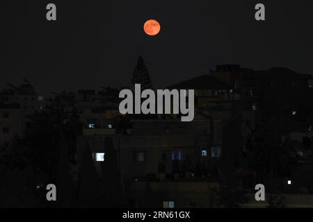 Gaza, Gaza, Palestina. 31 agosto 2023. La gigantesca luna blu nel cielo della città di Gaza (Credit Image: © Saher Alghorra/ZUMA Press Wire) SOLO USO EDITORIALE! Non per USO commerciale! Foto Stock