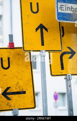 Molti segnali stradali, strada a senso unico, deviazione, immagine simbolo Foto Stock