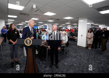 Washington, USA. 31 agosto 2023. Il presidente degli Stati Uniti Joe Biden parla con il segretario del Dipartimento della difesa Alejandro Mayorkas mentre visita il quartier generale della FEMA a Washington il 31 agosto 2023. Foto di Yuri Gripas/Pool/Sipa USA credito: SIPA USA/Alamy Live News Foto Stock