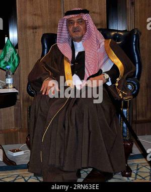 RIYADH-- foto del file scattata il 25 dicembre 2013 mostra al momento il ministro degli Esteri saudita Saud al Faysal che partecipa a un incontro, a Riyadh, capitale dell'Arabia Saudita. L'Arabia Saudita ha pianto giovedì il suo ex ministro degli Esteri Saud al Faysal, il ministro degli Esteri più longevo al mondo, che è morto giovedì negli Stati Uniti, ha riferito notizie di al Arabiya. ARABIA SAUDITA-RIYADH-EX FM WangxBo PUBLICATIONxNOTxINxCHN Riyadh file Photo scattata IL DEC 25 2013 mostra in quel momento i ministri degli Esteri sauditi Saud al Faisal che partecipavano a una riunione a Riyadh capitale dell'Arabia Saudita l'Arabia Saudita piangeva giovedì Foto Stock