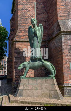 Scultura in bronzo The Spirit Fighter di fronte alla chiesa di San Nikolai ad Alter Markt, Kiel, Schleswig-Holstein, Germania Foto Stock