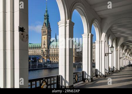 Alster Arcades con vista sul Municipio di Amburgo, la città anseatica di Amburgo, lo Stato di Amburgo, la Germania settentrionale, la Germania Foto Stock