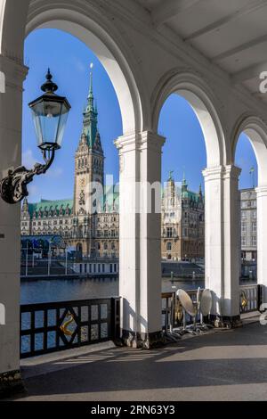 Lampada antica nei portici dell'Alster con vista sul Municipio di Amburgo, sulla città anseatica di Amburgo, sulla Terra di Amburgo, sulla Germania settentrionale, sulla Germania Foto Stock