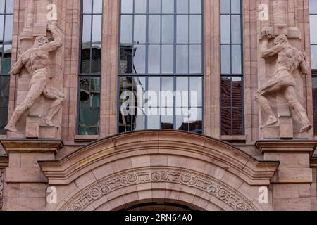 Particolare dell'edificio rappresentativo Stahlhof, 1908, oggi Tribunale amministrativo, con numerose sculture, Duesseldorf, Renania, Nord Foto Stock