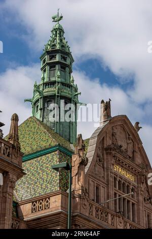 Particolare dell'edificio rappresentativo Stahlhof, 1908, oggi Tribunale amministrativo, con numerose sculture, Duesseldorf, Renania, Nord Foto Stock