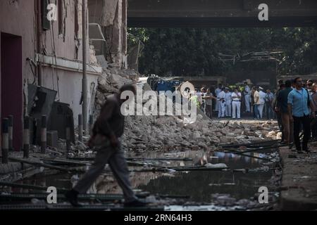 (150711) -- CAIRO, 11 luglio 2015 -- le persone si riuniscono nel luogo dell'esplosione di fronte al consolato italiano nel centro del Cairo, in Egitto, 11 luglio 2015. Una potente esplosione si è verificata di fronte al consolato italiano nel centro del Cairo sabato, uccidendo una persona e ferendo quattro giornalisti, l'agenzia statale MENA ha riferito. ) (cl) EGITTO-CAIRO-CONSOLATO ITALIANO-ESPLOSIONE PanxChaoyue PUBLICATIONxNOTxINxCHN 150 711 Cairo 11 luglio 2015 celebrità si riuniscono al sito dell'esplosione davanti al consolato italiano nel centro del Cairo Egitto 11 luglio 2015 una potente esplosione si è verificata davanti al consolato italiano nel centro di Cai Foto Stock