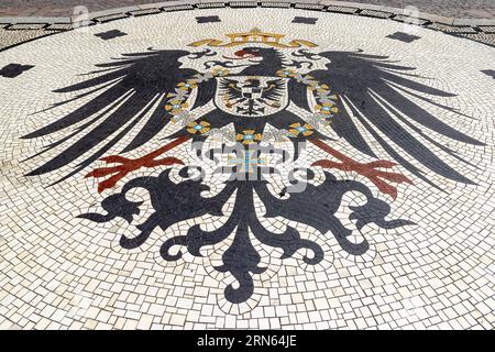 Mosaico di ciottoli, aquila imperiale dell'Impero tedesco dal 1888, isola di stemma, Schlossplatz, Wiesbaden, Assia, Germania, Europa Foto Stock