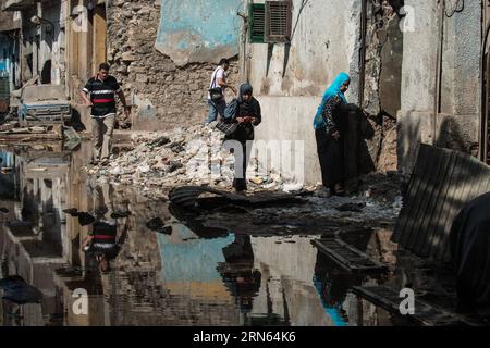 (150711) -- CAIRO, 11 luglio 2015 -- gli egiziani camminano accanto a edifici danneggiati vicino al Consolato Italiano nel centro del Cairo, dove si è verificata un'esplosione, Egitto, l'11 luglio 2015. Una potente esplosione si è verificata di fronte al Consolato italiano nel centro del Cairo sabato, uccidendo una persona e ferendone sette, secondo il Ministero della salute egiziano. EGITTO-CAIRO-CONSOLATO ITALIANO-ESPLOSIONE PanxChaoyue PUBLICATIONxNOTxINxCHN 150 711 Cairo 11 luglio 2015 gli egiziani camminano accanto a edifici danneggiati vicino al consolato italiano nel centro del Cairo dove si è verificata l'esplosione Egitto L'11 luglio 2015 una potente esplosione si è verificata a p. Foto Stock