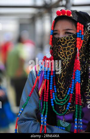 (150711) -- BAOTOU, 11 luglio 2015 -- Una ragazza del gruppo etnico mongolo che indossa abiti tradizionali partecipa alla cerimonia di apertura del terzo festival nomade del turismo culturale a Darhan Muminggan United Banner di Baotou, regione autonoma della Mongolia interna della Cina settentrionale, 11 luglio 2015. Il festival di quest'anno si compone di due sessioni stagionali, la sessione estiva/autunnale a partire dall'11 luglio e la sessione invernale/primaverile a partire dal 12 dicembre). (zhs) CHINA-INNER MONGOLIA-TOURISM FESTIVAL (CN) LianxZhen PUBLICATIONxNOTxINxCHN 150 711 Baotou 11 luglio 2015 una ragazza del gruppo etnico mongolo che indossa Trad Foto Stock