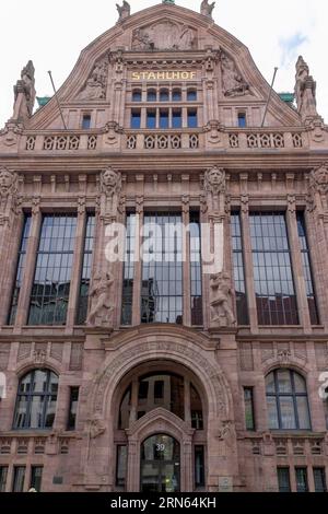 Particolare dell'edificio rappresentativo Stahlhof, 1908, oggi Tribunale amministrativo, con numerose sculture, Duesseldorf, Renania, Nord Foto Stock