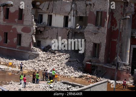 (150711) -- CAIRO, 11 luglio 2015 -- funzionari egiziani ispezionano il sito dell'esplosione fuori dal Consolato Italiano nel centro del Cairo, in Egitto, l'11 luglio 2015. Una potente esplosione si è verificata di fronte al Consolato italiano nel centro del Cairo sabato, uccidendo una persona e ferendone sette, secondo il Ministero della salute egiziano. EGITTO-CAIRO-CONSOLATO ITALIANO-ESPLOSIONE AhmedxGomaa PUBLICATIONxNOTxINxCHN 150 711 Cairo 11 luglio 2015 funzionari egiziani ispezionano il sito di esplosione fuori dal consolato italiano nel centro del Cairo Egitto L'11 luglio 2015 una potente esplosione si è verificata davanti al consolato italiano a Do Foto Stock