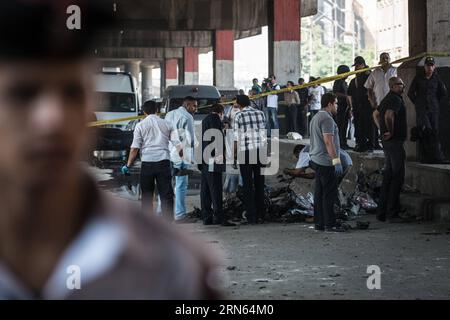 (150711) - CAIRO, 11 luglio 2015 - i poliziotti egiziani ispezionano il sito dell'esplosione di fronte al Consolato italiano nel centro del Cairo, in Egitto, l'11 luglio 2015. Una potente esplosione si è verificata di fronte al Consolato italiano nel centro del Cairo sabato, uccidendo una persona e ferendone sette, secondo il Ministero della salute egiziano. (Dzl) EGITTO-CAIRO-CONSOLATO ITALIANO-ESPLOSIONE PanxChaoyue PUBLICATIONxNOTxINxCHN 150 711 Cairo 11 luglio 2015 i poliziotti egiziani ispezionano il sito di esplosione davanti al consolato italiano nel centro del Cairo Egitto L'11 luglio 2015 una potente esplosione si è verificata davanti all'italiano c Foto Stock