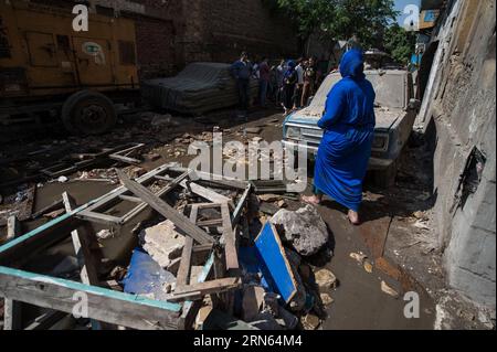 (150711) -- CAIRO, 11 luglio 2015 -- una donna egiziana cammina in un edificio danneggiato vicino al Consolato Italiano nel centro del Cairo dove si è verificata un'esplosione, Egitto, l'11 luglio 2015. Una potente esplosione si è verificata di fronte al Consolato italiano nel centro del Cairo sabato, uccidendo una persona e ferendone sette, secondo il Ministero della salute egiziano. EGITTO-CAIRO-CONSOLATO ITALIANO-ESPLOSIONE PanxChaoyue PUBLICATIONxNOTxINxCHN 150 711 Cairo 11 luglio 2015 a donna egiziana cammina in un edificio danneggiato vicino al consolato italiano nel centro del Cairo dove si è verificata l'esplosione Egitto L'11 luglio 2015 un potente espl Foto Stock