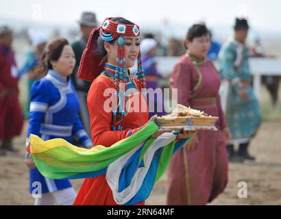 (150711) -- BAOTOU, 11 luglio 2015 -- Una ragazza del gruppo etnico mongolo mostra cibo tradizionale al terzo festival nomade del turismo culturale a Darhan Muminggan United Banner of Baotou, regione autonoma della Mongolia interna della Cina settentrionale, 11 luglio 2015. Il festival di quest'anno si compone di due sessioni stagionali, la sessione estiva/autunnale a partire dall'11 luglio e la sessione invernale/primaverile a partire dal 12 dicembre). (zhs) CHINA-INNER MONGOLIA-TOURISM FESTIVAL (CN) LianxZhen PUBLICATIONxNOTxINxCHN 150 711 Baotou 11 luglio 2015 a Girl of Mongolian Ethnic Group shows Traditional Food AT the Third NOMADIC Cu Foto Stock