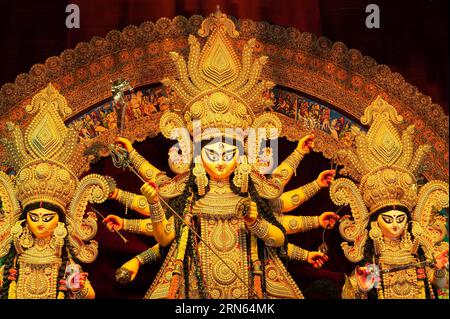 Howrah, Bengala Occidentale, India- 3 ottobre 2022 : bellissimo idolo della dea Durga, decorato con ornamenti, venerato durante il festival Durga Puja Foto Stock