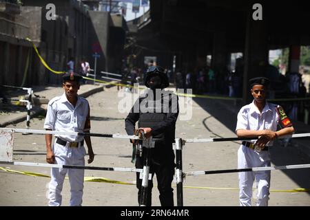 (150711) -- CAIRO, 11 luglio 2015 -- LA sicurezza egiziana guardia il sito dell'esplosione fuori dal Consolato Italiano nel centro del Cairo, in Egitto, l'11 luglio 2015. Una potente esplosione si è verificata di fronte al Consolato italiano nel centro del Cairo sabato, uccidendo una persona e ferendone sette, secondo il Ministero della salute egiziano. EGITTO-CAIRO-CONSOLATO ITALIANO-ESPLOSIONE AhmedxGomaa PUBLICATIONxNOTxINxCHN 150 711 Cairo 11 luglio 2015 Egiziano Security stand Guard the Explosion Site Outside Italian Consolate in Downtown Cairo Egitto L'11 luglio 2015 una potente esplosione si è verificata davanti al Consolato italiano Foto Stock