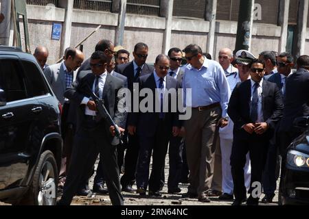 (150711) -- IL CAIRO, 11 luglio 2015 -- il ministro degli interni egiziano Magdy Abdel-Ghaffar (C) con altri funzionari ispezionano il sito dell'esplosione fuori dal Consolato italiano nel centro del Cairo, in Egitto, l'11 luglio 2015. Una potente esplosione si è verificata di fronte al Consolato italiano nel centro del Cairo sabato, uccidendo una persona e ferendone sette, secondo il Ministero della salute egiziano. EGITTO-CAIRO-CONSOLATO ITALIANO-ESPLOSIONE AhmedxGomaa PUBLICATIONxNOTxINxCHN 150 711 Cairo 11 luglio 2015 i ministri degli interni egiziani Magdy Abdel GHAFFAR C con altri funzionari ispezionano il sito dell'esplosione fuori dal consolato italiano in Foto Stock