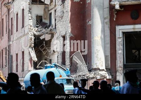 (150711) -- CAIRO, 11 luglio 2015 -- gli investigatori lavorano nel sito dell'esplosione fuori dal Consolato Italiano nel centro del Cairo, capitale dell'Egitto, l'11 luglio 2015. Una potente esplosione si è verificata di fronte al Consolato italiano nel centro del Cairo sabato, uccidendo una persona e ferendone sette, secondo il Ministero della salute egiziano. EGITTO-CAIRO-CONSOLATO ITALIANO-ESPLOSIONE CuixXinyu PUBLICATIONxNOTxINxCHN 150 711 Cairo 11 luglio 2015 gli investigatori lavorano AL sito di esplosione fuori dal consolato italiano nel centro del Cairo capitale egiziano L'11 luglio 2015 una potente esplosione si è verificata davanti al consu italiano Foto Stock