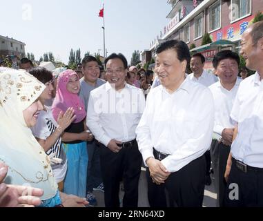 (150711) -- PECHINO, - Liu Yunshan (2a R, fronte), membro del Comitato centrale dell'Ufficio politico del Comitato centrale del Partito Comunista Cinese (PCC) e segretario del Segretariato del Comitato centrale del PCC, colloqui con i residenti locali nel villaggio di Xinsheng di Yinchuan, regione autonoma Ningxia Hui della Cina nord-occidentale, 10 luglio 2015. Liu ha fatto un tour di ispezione a Ningxia dal 9 all'11 luglio. )(mcg) CHINA-NINGXIA-LIU YUNSHAN-INSPECTION (CN) WangxYe PUBLICATIONxNOTxINxCHN 150 711 Beijing Liu Yunshan 2nd r Front membro del Comitato Thing dell'Ufficio politico dell'OCM Foto Stock