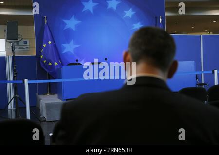 Un giornalista attende la conferenza stampa dopo la riunione dei ministri delle finanze dell'Eurogruppo a Bruxelles, in Belgio, l'11 luglio 2015. La riunione dell'Eurogruppo si è conclusa senza un accordo sul programma di salvataggio greco all'inizio di domenica. Zhou lei) BELGIO-GRECIA-EUROGRUPPO ?? PUBLICATIONxNOTxINxCHN un giornalista attende la conferenza stampa dopo la riunione del Ministro delle Finanze dell'Eurogruppo a Bruxelles in Belgio l'11 luglio 2015 la riunione del gruppo Euro si è conclusa senza accordo SUI programmi di salvataggio greci all'inizio di domenica Zhou lei Belgio Grecia Euro Group PUBLICATIONxNOTxINxCHN Foto Stock