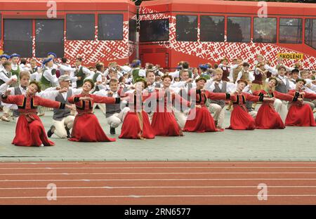 Gli scolari ballano in formazione mentre partecipano a uno spettacolo di danza popolare come parte del Festival di canto e danza della scuola giovanile a riga, capitale della Lettonia, l'11 luglio 2015. Vestiti con costumi tradizionali tipici di ogni regione della Lettonia, studenti provenienti da tutto il paese Baltico si sono riuniti nella capitale riga questa settimana per il Festival di canto e danza della gioventù scolastica. ) LETTONIA-RIGA-SCOLARI-SPETTACOLO DI DANZA GuoxQun PUBLICATIONxNOTxINxCHN School Children Dance in Formation mentre partecipano a uno spettacolo di danza popolare come parte del Festival di canto e danza giovanile della scuola a riga capitale di Latvi Foto Stock