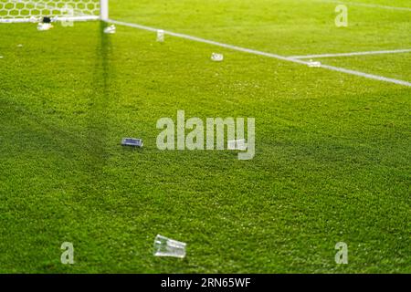 Enschede, Paesi Bassi. 31 agosto 2023. ENSCHEDE, PAESI BASSI - AGOSTO 31: Coppe di plastica lanciate sul campo durante la partita Play-Off Leg 2 della UEFA Europa Conference League tra FC Twente e Fenerbahce al De Grolsch Veste il 31 agosto 2023 a Enschede, Paesi Bassi. (Foto di Joris Verwijst/Orange Pictures) credito: Orange Pics BV/Alamy Live News Foto Stock