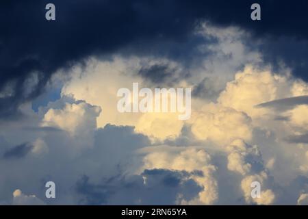 Questa formazione di nubi è un insieme di nuvole (cumulus). Le nuvole nell'immagine sono buie e tempestose, a indicare un imminente cambiamento climatico Foto Stock