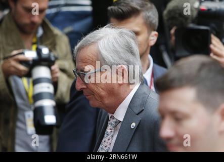 BRUXELLES, il Presidente della Commissione europea Jean-Claude Juncker arriva per l'Euro Summit presso la sede centrale dell'Unione europea a Bruxelles, in Belgio, il 12 luglio 2015. I leader di 19 paesi membri della zona euro si riuniscono qui domenica per discutere il programma di salvataggio della Grecia, mentre la riunione dei ministri delle Finanze è entrata in una situazione di stallo a causa della mancanza di fiducia. Zhou lei) VERTICE BELGIO-EURO-GRECIA ?? PUBLICATIONxNOTxINxCHN Bruxelles il Presidente della Commissione europea Jean Claude Juncker arriva per l'Euro Summit PRESSO la sede dell'Unione europea a Bruxelles Belgio 12 luglio 2015 i leader di 19 Euro zone Foto Stock