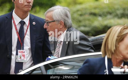 BRUXELLES, il Presidente della Commissione europea Jean-Claude Juncker arriva per l'Euro Summit presso la sede centrale dell'Unione europea a Bruxelles, in Belgio, il 12 luglio 2015. I leader di 19 paesi membri della zona euro si riuniscono qui domenica per discutere il programma di salvataggio della Grecia, mentre la riunione dei ministri delle Finanze è entrata in una situazione di stallo a causa della mancanza di fiducia. Zhou lei) VERTICE BELGIO-EURO-GRECIA ?? PUBLICATIONxNOTxINxCHN Bruxelles il Presidente della Commissione europea Jean Claude Juncker arriva per l'Euro Summit PRESSO la sede dell'Unione europea a Bruxelles Belgio 12 luglio 2015 i leader di 19 Euro zone Foto Stock