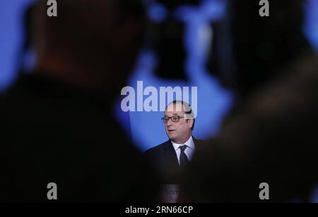 (150713) -- BRUXELLES, 13 luglio 2015 -- il presidente francese Francois Hollande si comporta in occasione di un comunicato stampa dopo il vertice europeo di 17 ore presso la sede centrale dell'UE a Bruxelles, in Belgio, 13 luglio 2015. Dopo 17 ore finalmente giunte, continueremo a sostenere la Grecia , Donald Tusk, il presidente del Consiglio europeo ha detto alla stampa lunedì mattina, dopo che i leader della zona euro hanno tentato l'ultima volta di evitare il fallimento e di uscire dalla zona della moneta comune europea. ZHOU LEI) VERTICE BELGIO-EURO-GRECIA-ACCORDO RAGGIUNTO ?? PUBLICATIONxNOTxINxCHN 150713 Bruxelles 13 luglio 2015 Presiden francese Foto Stock