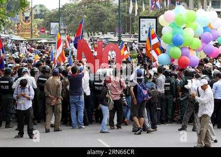 (150713) -- PHNOM PENH, 13 luglio 2015 -- i manifestanti cambogiani si radunano vicino all'Assemblea Nazionale a Phnom Penh, Cambogia, 13 luglio 2015. Lunedì l'Assemblea nazionale della Cambogia ha adottato un progetto di legge sulle associazioni e le organizzazioni non governative (ONG) nonostante il boicottaggio da parte dei legislatori dell'opposizione e le proteste. Gli attivisti hanno sostenuto che il progetto di legge avrebbe imposto restrizioni alle libertà delle associazioni e delle ONG. ) CAMBOGIA-PHNOM PENH-PROTESTA Sovannara PUBLICATIONxNOTxINxCHN 150713 Phnom Penh 13 luglio 2015 manifestanti cambogiani si radunano vicino all'Assemblea nazionale a Phnom Penh Foto Stock