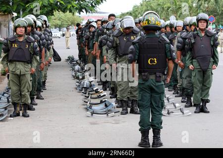 (150713) -- PHNOM PENH, 13 luglio 2015 -- la polizia cambogiana antisommossa è schierata presso l'Assemblea Nazionale a Phnom Penh, Cambogia, 13 luglio 2015. Lunedì l'Assemblea nazionale della Cambogia ha adottato un progetto di legge sulle associazioni e le organizzazioni non governative (ONG) nonostante il boicottaggio da parte dei legislatori dell'opposizione e le proteste. Gli attivisti hanno sostenuto che il progetto di legge avrebbe imposto restrizioni alle libertà delle associazioni e delle ONG. ) CAMBOGIA-PHNOM PENH-PROTESTA Sovannara PUBLICATIONxNOTxINxCHN 150713 Phnom Penh 13 luglio 2015 la polizia antisommossa cambogiana è schierata PRESSO l'Assemblea nazionale di Foto Stock