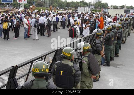 (150713) -- PHNOM PENH, 13 luglio 2015 -- la polizia cambogiana antisommossa sta di guardia davanti all'Assemblea nazionale a Phnom Penh, Cambogia, 13 luglio 2015. Lunedì l'Assemblea nazionale della Cambogia ha adottato un progetto di legge sulle associazioni e le organizzazioni non governative (ONG) nonostante il boicottaggio da parte dei legislatori dell'opposizione e le proteste. Gli attivisti hanno sostenuto che il progetto di legge avrebbe imposto restrizioni alle libertà delle associazioni e delle ONG. ) CAMBOGIA-PHNOM PENH-PROTESTA Sovannara PUBLICATIONxNOTxINxCHN 150713 Phnom Penh 13 luglio 2015 la polizia cambogiana antisommossa sta di guardia di fronte ai nati Foto Stock