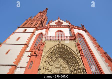 Guarda verso l'alto con il timpano della cappella gotica della Signora, prospettiva, Wuerzburg, bassa Franconia, Franconia, Baviera, Germania Foto Stock