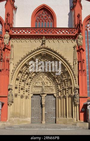 Portale con timpano e decorazioni della cappella gotica della Signora, Piazza del mercato, Würzburg, bassa Franconia, Franconia, Baviera, Germania, Europa Foto Stock