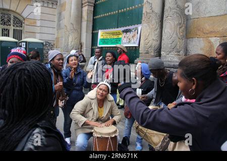 Gli insegnanti rimangono di fronte alla Chiesa di San Francisco durante una protesta per chiedere un aumento dello stipendio, nella città di Bogotà, capitale della Colombia, il 13 luglio 2015. Oltre 100 insegnanti di Narino e Valle del Cauca, presero le strutture della Chiesa di San Francisco durante una protesta per chiedere un aumento dello stipendio e mandati alla loro regione. Tedesco Enciso/) (rtg) CREDITO OBBLIGATORIO NO SALES-NO ARCHIVE EDITORIAL USE ONLY COLOMBIA OUT COLOMBIA-BOGOTA-SOCIETY-PROTEST COLPRENSA PUBLICATIONxNOTxINxCHN insegnanti rimangono di fronte alla Chiesa di San Francisco durante una protesta per chiedere un aumento dello stipendio nella città Foto Stock