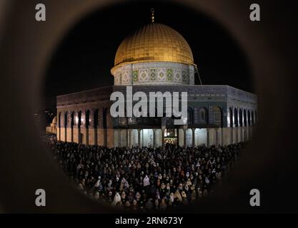 (150714) -- GERUSALEMME, 14 luglio 2015 -- i fedeli palestinesi pregano di fronte alla Cupola della roccia, nel complesso della moschea al Aqsa nella città vecchia di Gerusalemme, il 13 luglio 2015, il giorno di Lailat-al-Qadr, o notte del potere, in cui il libro sacro musulmano del Corano è stato rivelato al profeta Mohammad da Allah. ) MIDEAST-JERUSALEM-LAILAT-AL-QADR MuammarxAwad PUBLICATIONxNOTxINxCHN 150714 Gerusalemme 14 luglio 2015 adoratori PALESTINESI pregano davanti alla Cupola della roccia nella Moschea al Aqsa Compound nella città vecchia di Gerusalemme 13 luglio 2015 il giorno di Lailat al Qadr o notte del potere IN cui il Foto Stock